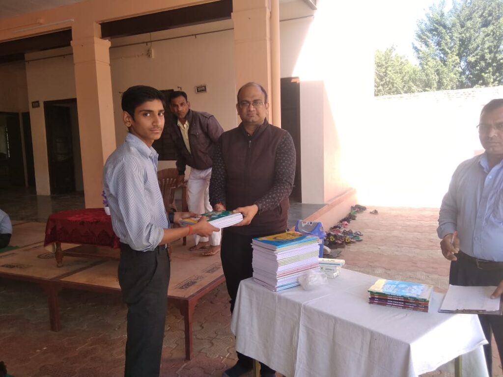 Former student Surya Prakash Tulsyan presented study material at Adarsh ​​Vidya Mandir