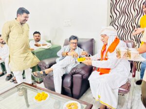 Opposition leader Rathore arrived to congratulate Kaka Sunderlal on his birthday