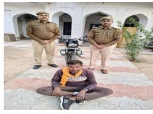 Nawalgarh Police arrested the accused along with illegal country liquor 71 pavve and seized the bike.