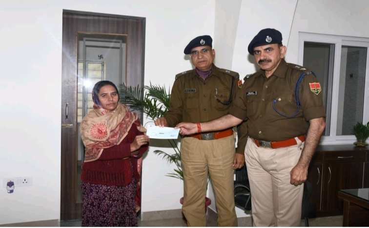 District Police Welfare Committee, Jhunjhunu provided financial assistance of Rs 5 lakh to the family of Constable Rajesh.